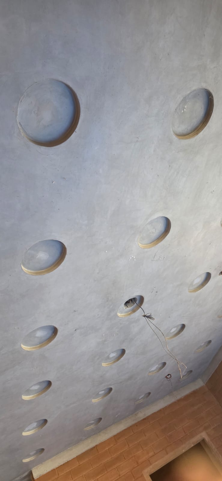 Eco-friendly roof construction with natural materials